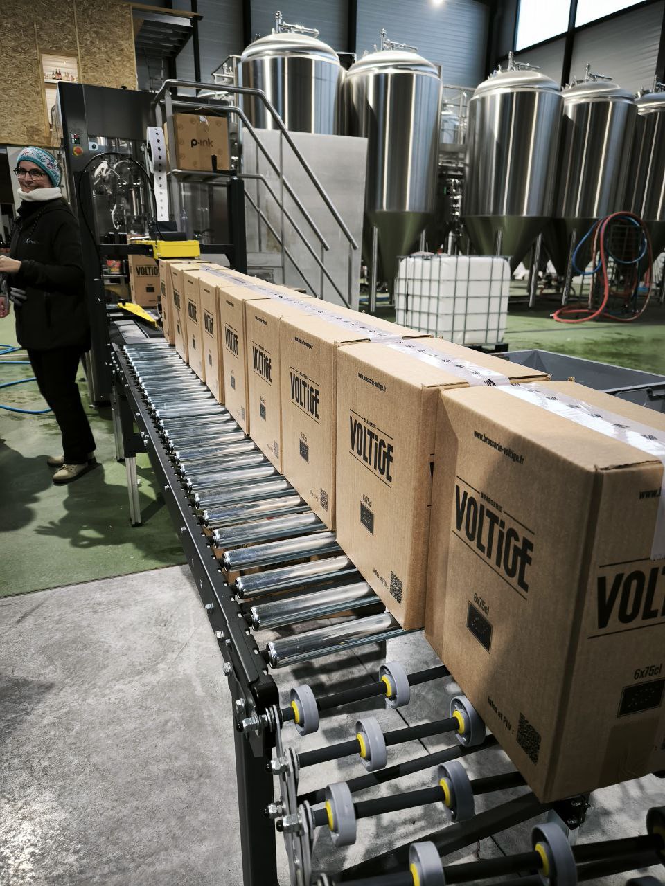 Mise en cartons sur la ligne d'embouteillage