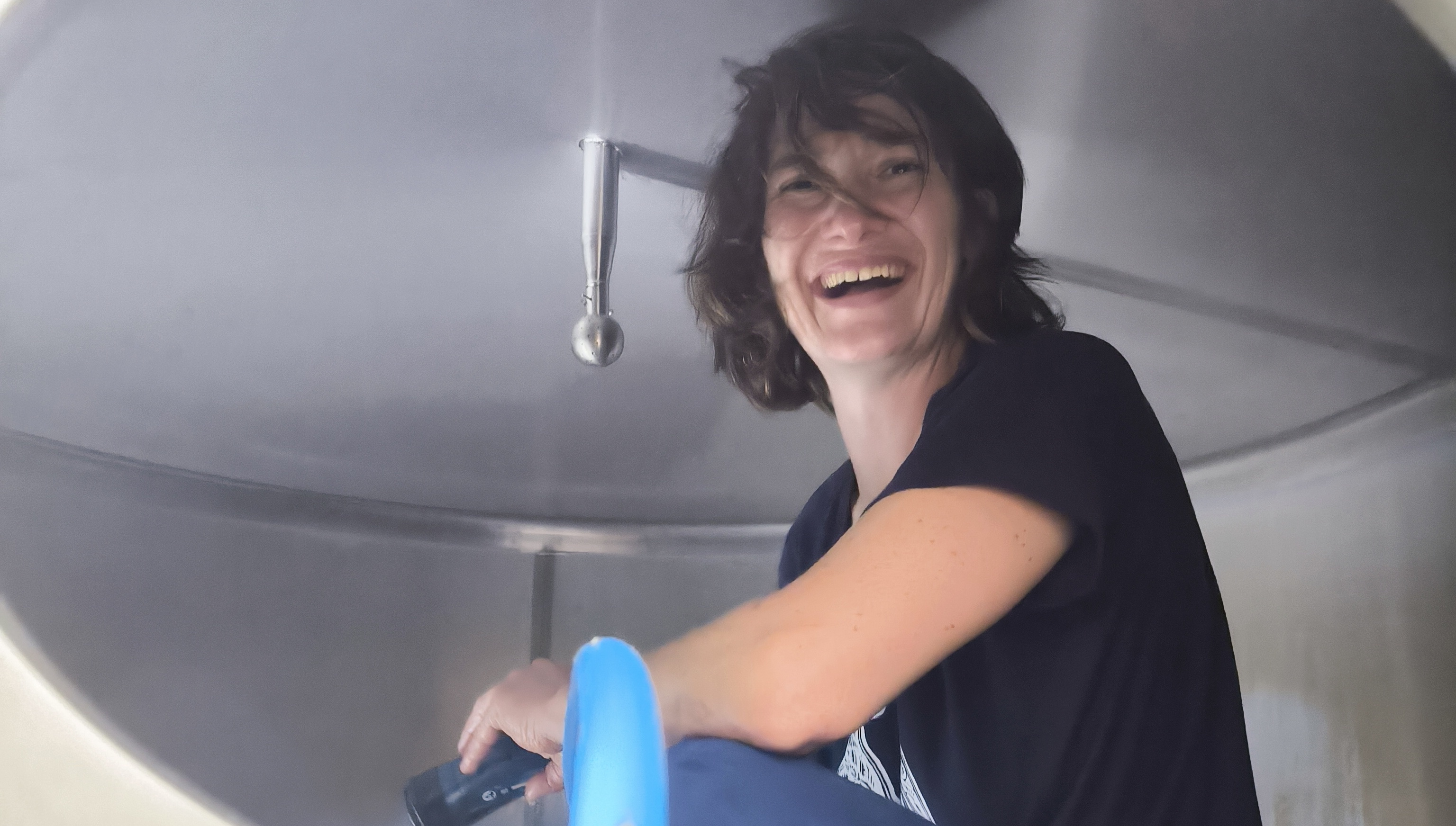 Jessy au nettoyage manuel des équipements