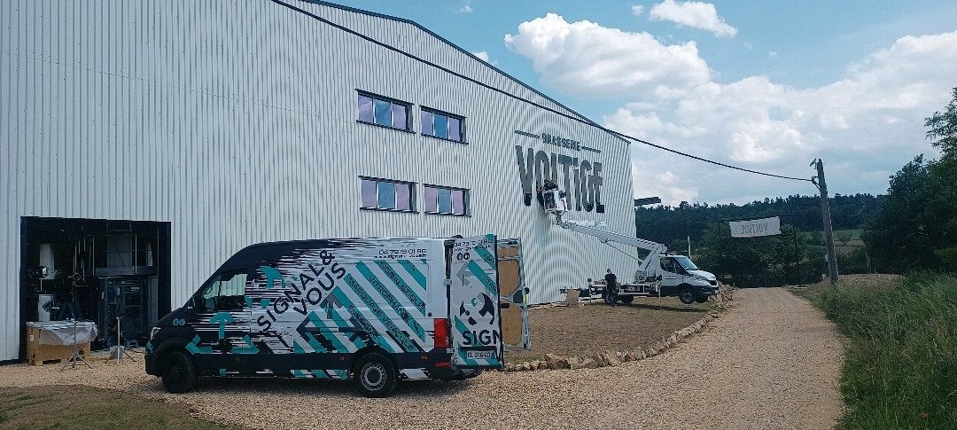 Pose de l'enseigne de la brasserie